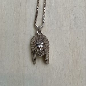 New vintage silver Indigenous head headdress  pendant charm necklace (Montréal)